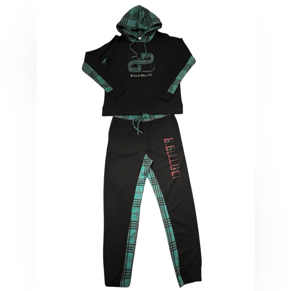 Women’s Bella Belluci 2 Piece Black and Green Plaid Sweatsuit in Size Large.